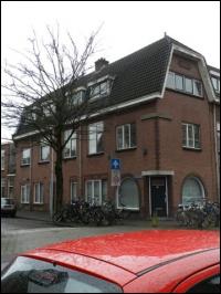Het voorgelegen pand met daarachter 56-II en 56